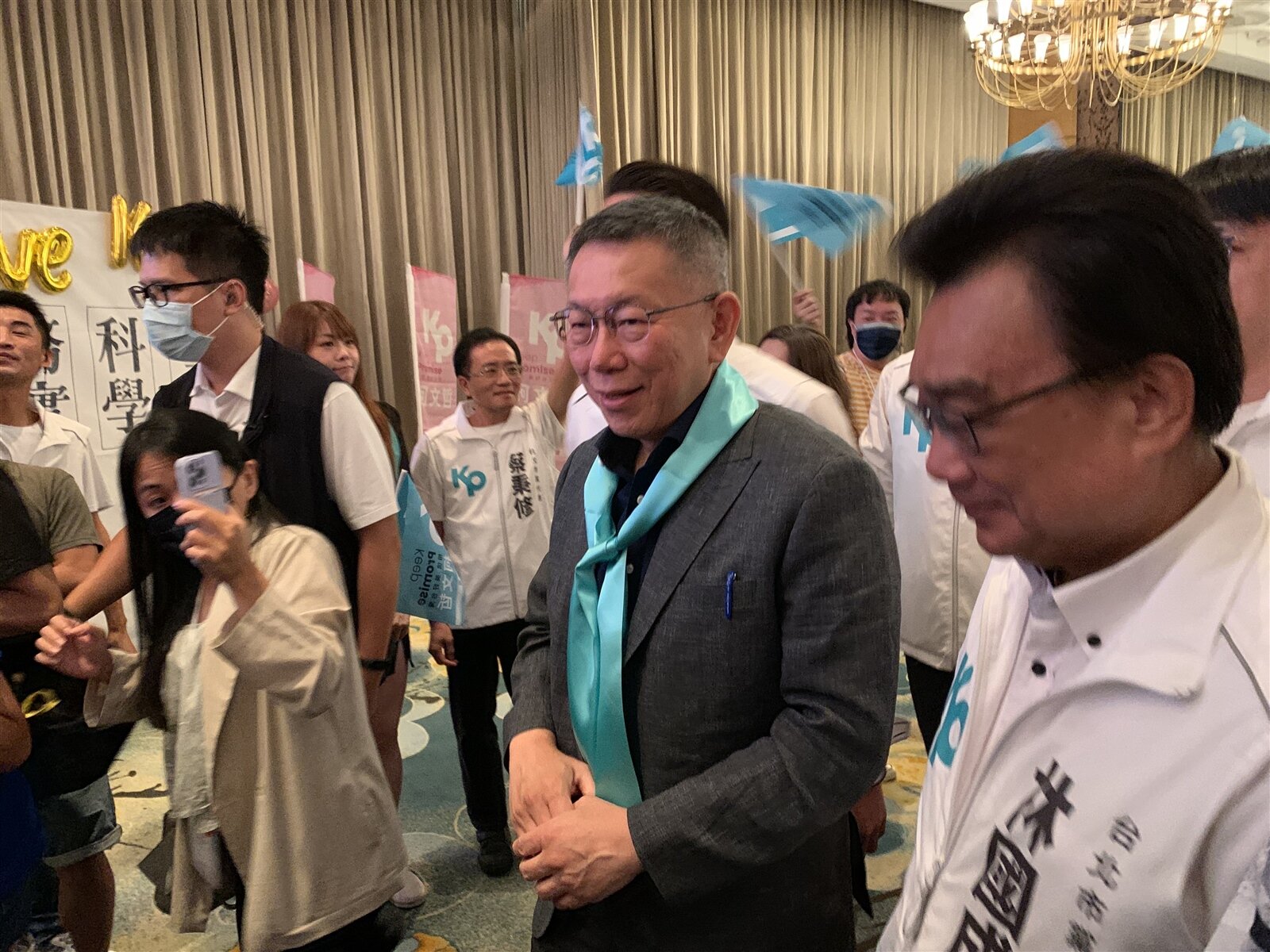 民眾黨總統參選人柯文哲今天批評副總統賴清德社會住宅政策講錯話，卻不用道歉跟說明，而他只是講錯一句話，就被媒體打得一蹋糊塗。記者林縉明／攝影 