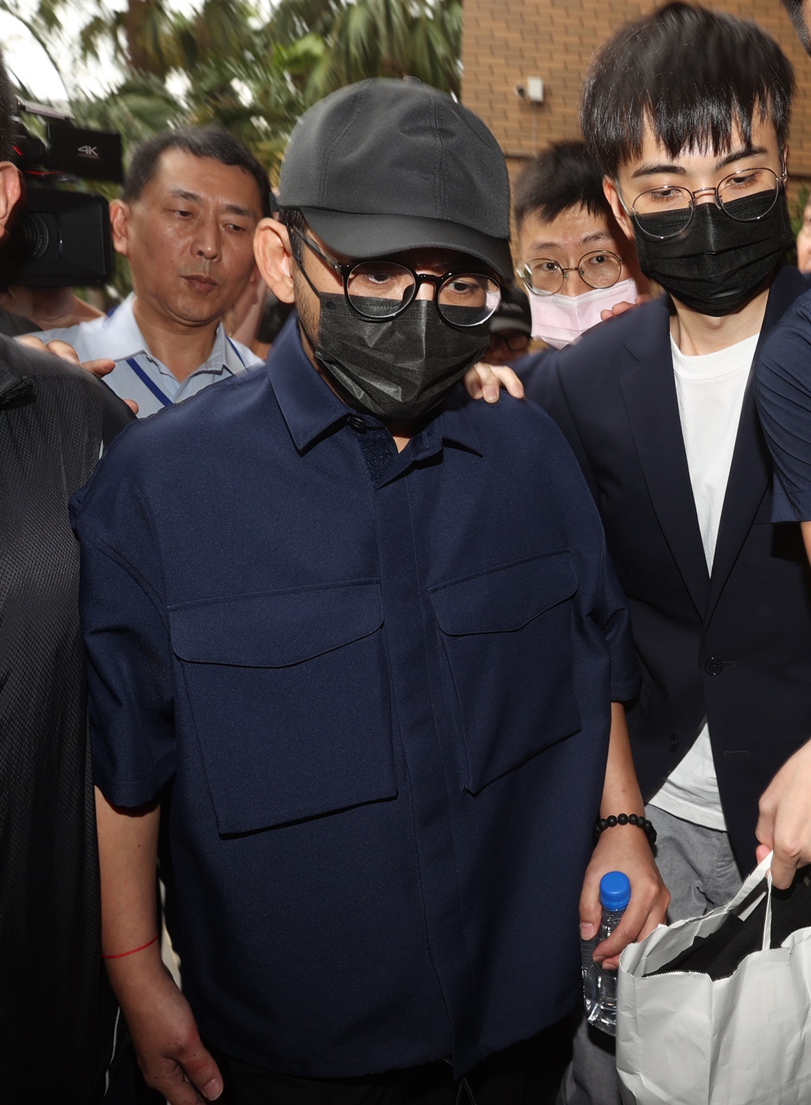 藝人黃子佼被控涉性侵及毒品等罪，台北地檢署4日搜索約談黃子佼到案，檢方偵訊後命其35萬元台幣交保、限制出境。記者林澔一／攝影 