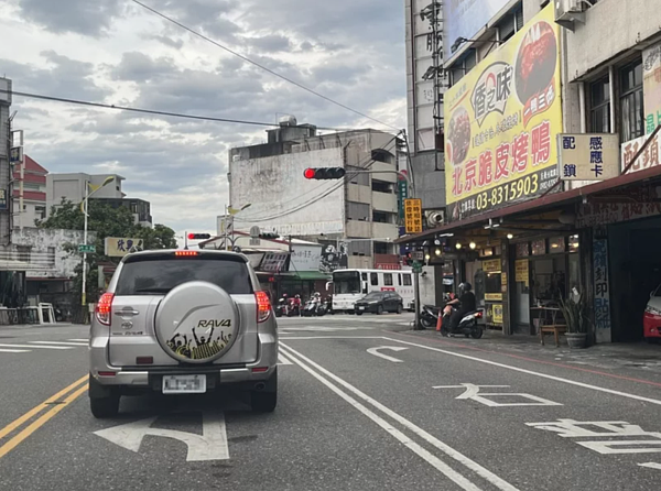 花蓮市建國路、中山路口科技執法,半年取締跨越雙白實線逾4000件,警方考量事故不多,研議改罰不讓行人。記者王燕華/攝影