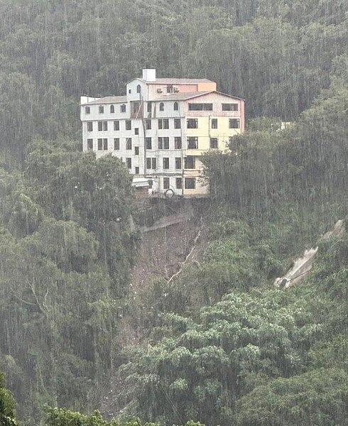 廬山麗來飯店地基淘空岌岌可危,因霧社到廬山道路全斷,需等搶修後再派技師鑑定是否有立即危險。圖/讀者提供