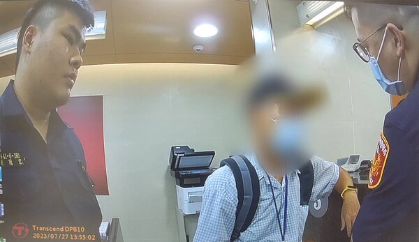 警方耐心勸說徐男。記者黃子騰／翻攝