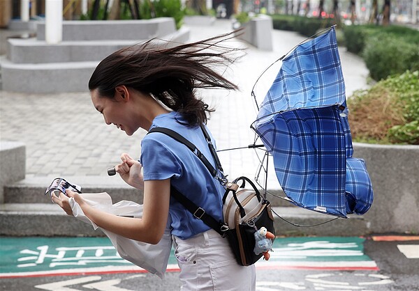 周二之後水氣整體來說會愈來愈多,西南風帶上來的水氣不只中南部會有陣雨或雷雨,北部、宜蘭地區都會有整天性的零星短暫陣雨。而中南部降雨明顯的地方,會轉移到平地。圖/聯合報系資料照