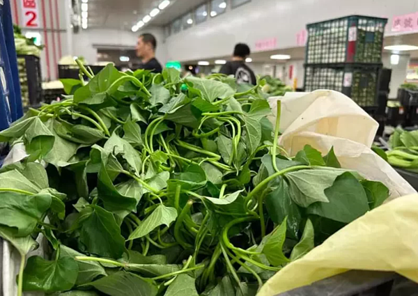 供應大台北地區蔬果的台北農產運銷公司今天蔬果到貨量,蔬菜又略減40公噸、水果也減少供應一成左右。圖/引用自北農總經理吳芳銘臉書