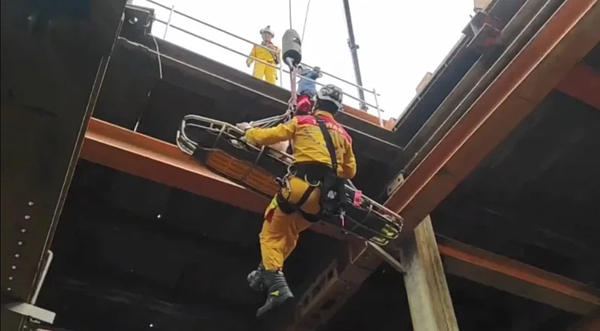 高雄市楠梓金褔街一棟興建中的大樓今天上午近9時許傳工安意外,1名工人墜落地下3樓,右手骨折,消防員以吊掛方式協助傷者脫困送醫。記者石秀華/翻攝