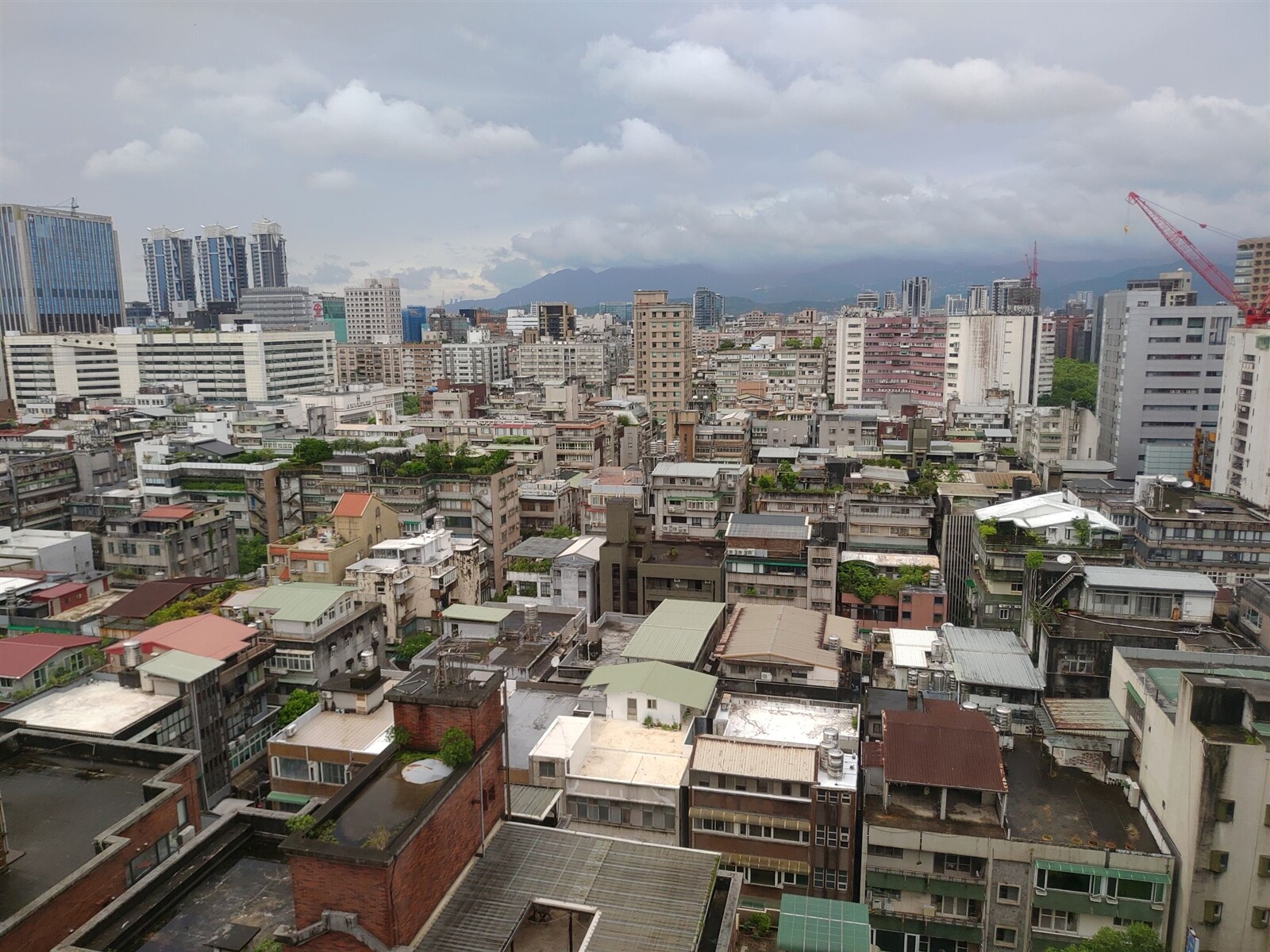 許多民眾都躲在冷氣房避暑，不過中山區建國北路二段、合江街等一帶下午2點18分左右突然無預警停電，讓許多民眾哀號好熱。記者林麗玉／攝影 