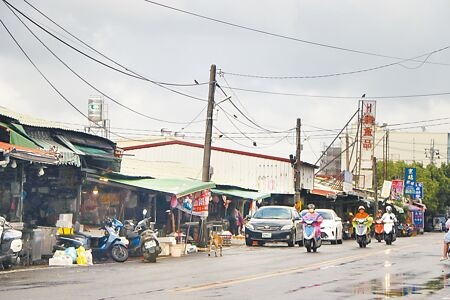 屏東潮州鎮繼潮州夜市遭檢舉違規擺攤後，大同果菜市場路段也被檢舉攤商占用慢車道擺攤，近日在地方鬧得沸沸揚揚。（謝佳潾攝）