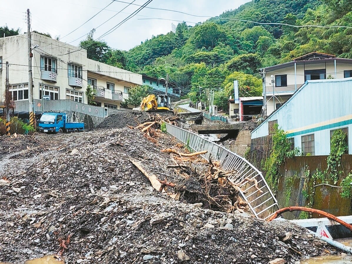 南投仁愛台14線82K春陽聚落一帶土石流災害嚴重，掩蓋住道路。記者賴香珊／攝影 