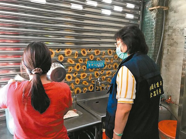 中壢忠貞市場知名「阿箴越南法國麵包」攤商爆發集體食物中毒案,部分檢體驗出沙門氏菌,衛生局裁罰54萬,並啟動東南亞即時食品(冷食)稽查專案(圖)。圖/桃園衛生局提供