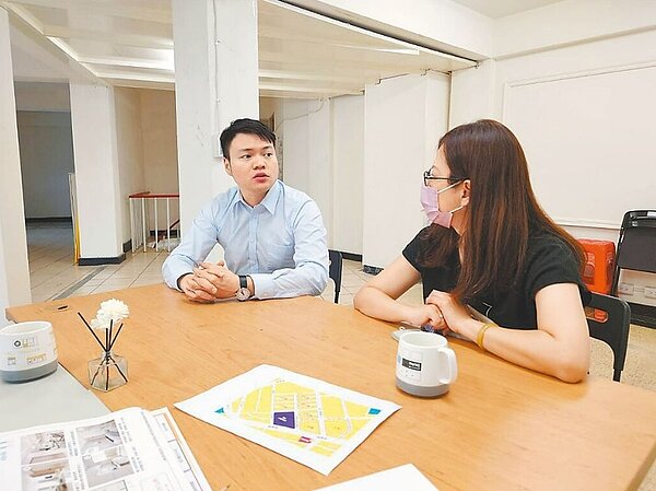 具有公辦都更經驗的地政士蔡馥羽(左)建議基隆市政府可以參考北市、嘉義市都更經驗,成立專責都更機構並提供各項諮詢,降低民眾疑慮促進都更順利發展。圖/蔡馥羽提供