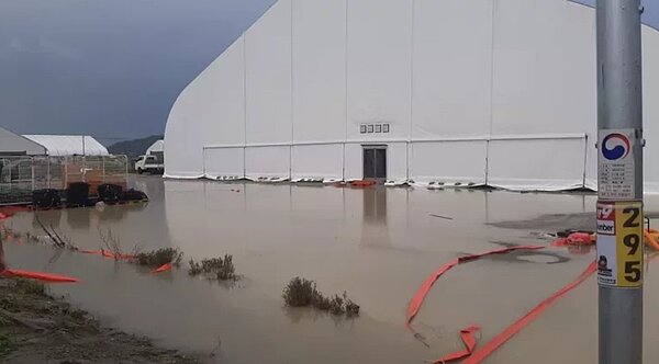 露營首日現場淹水。圖/讀者提供