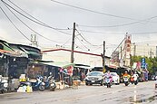 車禍頻傳　屏東大同市場攤商占道惹怨