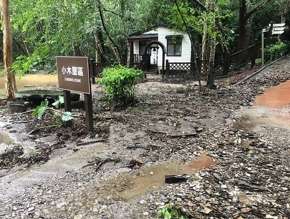 豪雨沖刷,奧萬大小木屋區淹水嚴重道路毁損。圖/民眾提供