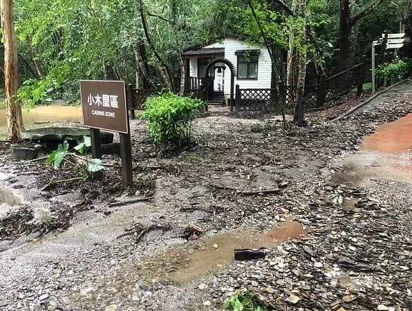 豪雨沖刷，奧萬大小木屋區淹水嚴重道路毁損。圖／民眾提供
