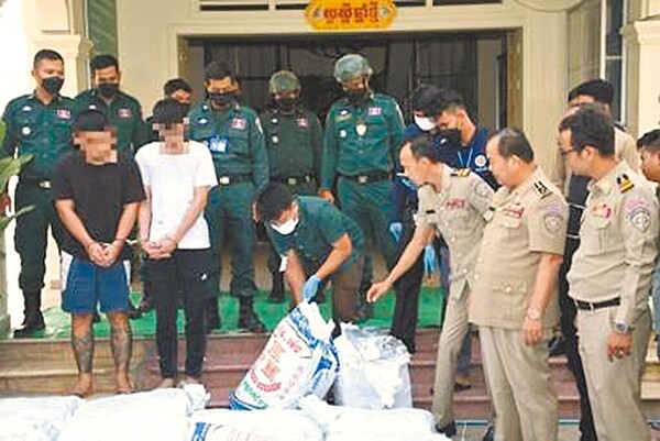 我刑事局與柬埔寨警方、美國緝毒局合作,破獲789公斤的毒品K他命走私案,逮捕6名台灣籍嫌犯。(刑事局提供/胡欣男台北傳真)