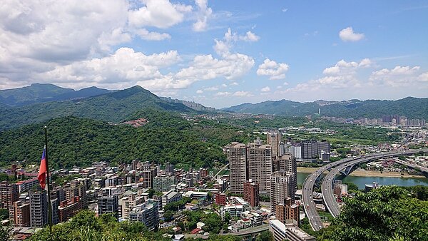 觀景平台視野遼闊,可俯瞰新店市區遠眺綿延山峰,碧潭風景區也盡收眼底。圖/新北市觀旅局提供