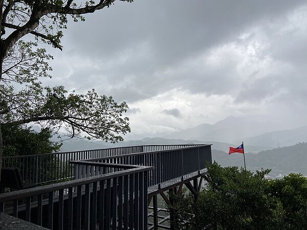 觀旅局整修改善獅頭山步道凌亂涼亭設施、優化觀景平台設施。圖/新北市觀旅局提供