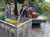 桃源區明霸克露橋交通中斷　居民「靠1招」運送農產