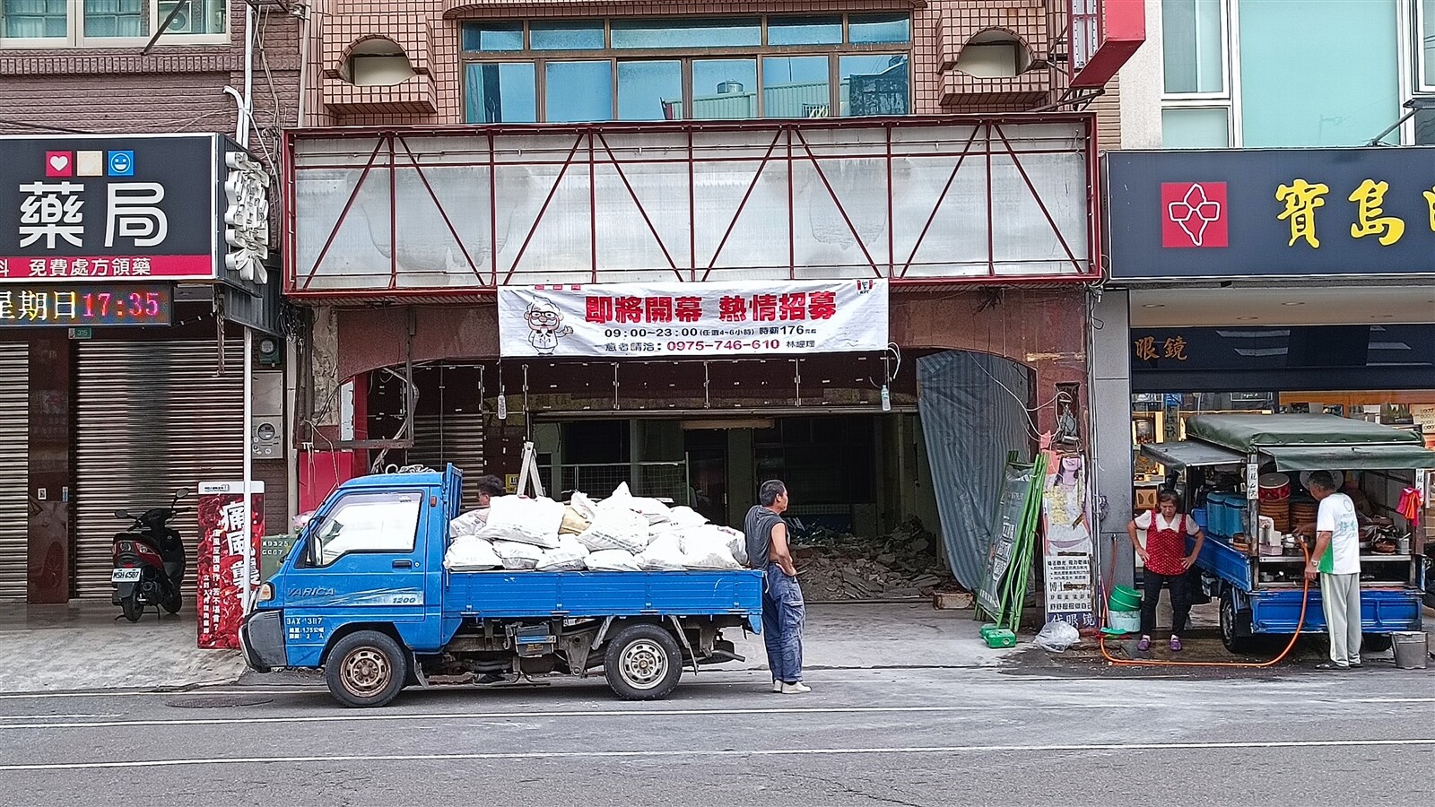 肯德基插旗南市佳里，目前忙裝潢作業，店面前已掛起招募人力布條，預估下月開幕。記者謝進盛／攝影 