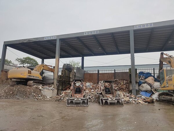 新北市目前25家棧場業者提出合法化申請,已通過9家貯存場及2家處理廠。圖/新北市環保局提供