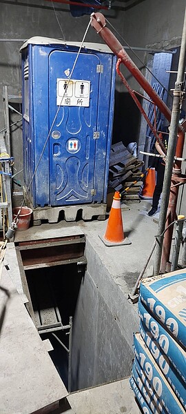 罹災勞工自1樓吊料口墜落。圖/台北市勞動局提供