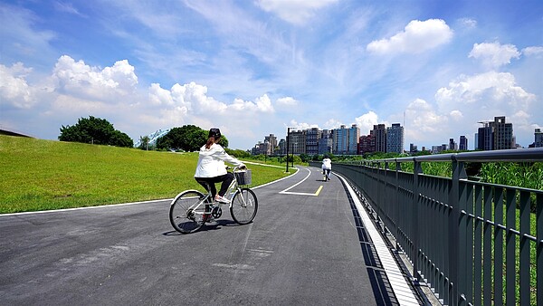 新北「這自行車道」改善完成更好騎。圖／新北市高灘地工程處提供