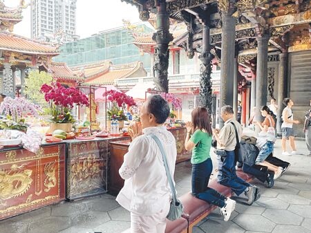 
台北市艋舺龍山寺停香，香爐也不插香，民眾用雙手虔誠祝禱。（蔡佩珈攝）
