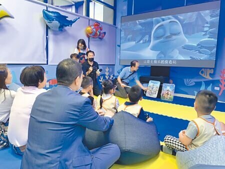 
基隆市政府在市府1樓闢建「親子電影院」，7日正式開幕舉辦首映會，基隆市長謝國樑與小朋友一同觀賞動畫。（徐佑昇攝）
