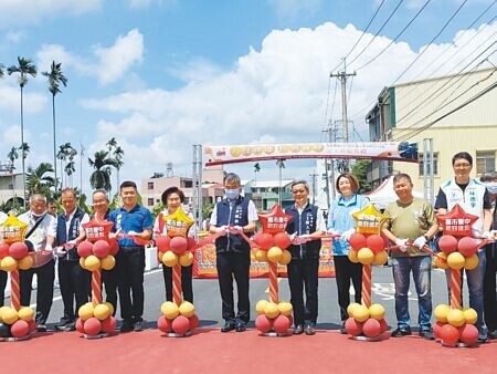 
台中市霧峰區六股路拓寬與振興街118巷打通工程7日舉辦通車典禮，副市長黃國榮（右五）、建設局長陳大田（右四）、前立委顏寬（左四）與多位市議員共同剪綵。（潘虹恩攝）
