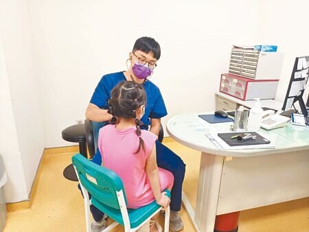 女童罹患第一型糖尿病,童綜合兒童醫學部醫師蔡維鍵幫她看診。(陳淑娥攝)