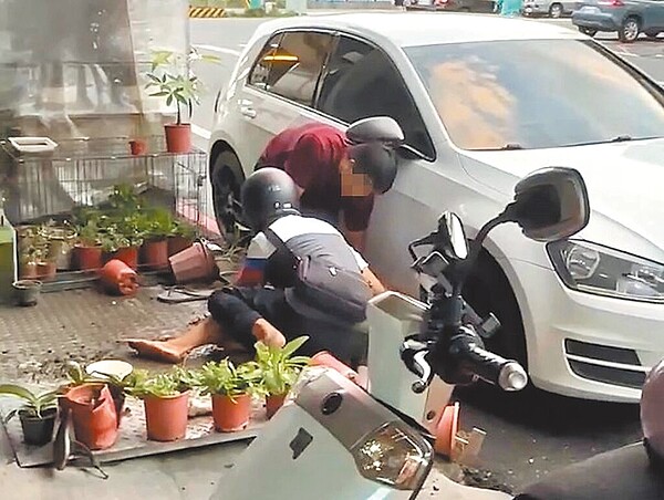 持刀男子精神不穩定,民眾見狀隨即壓制送醫,所幸沒有人員傷亡。(屏東小鎮資訊提供/林和生屏東傳真)