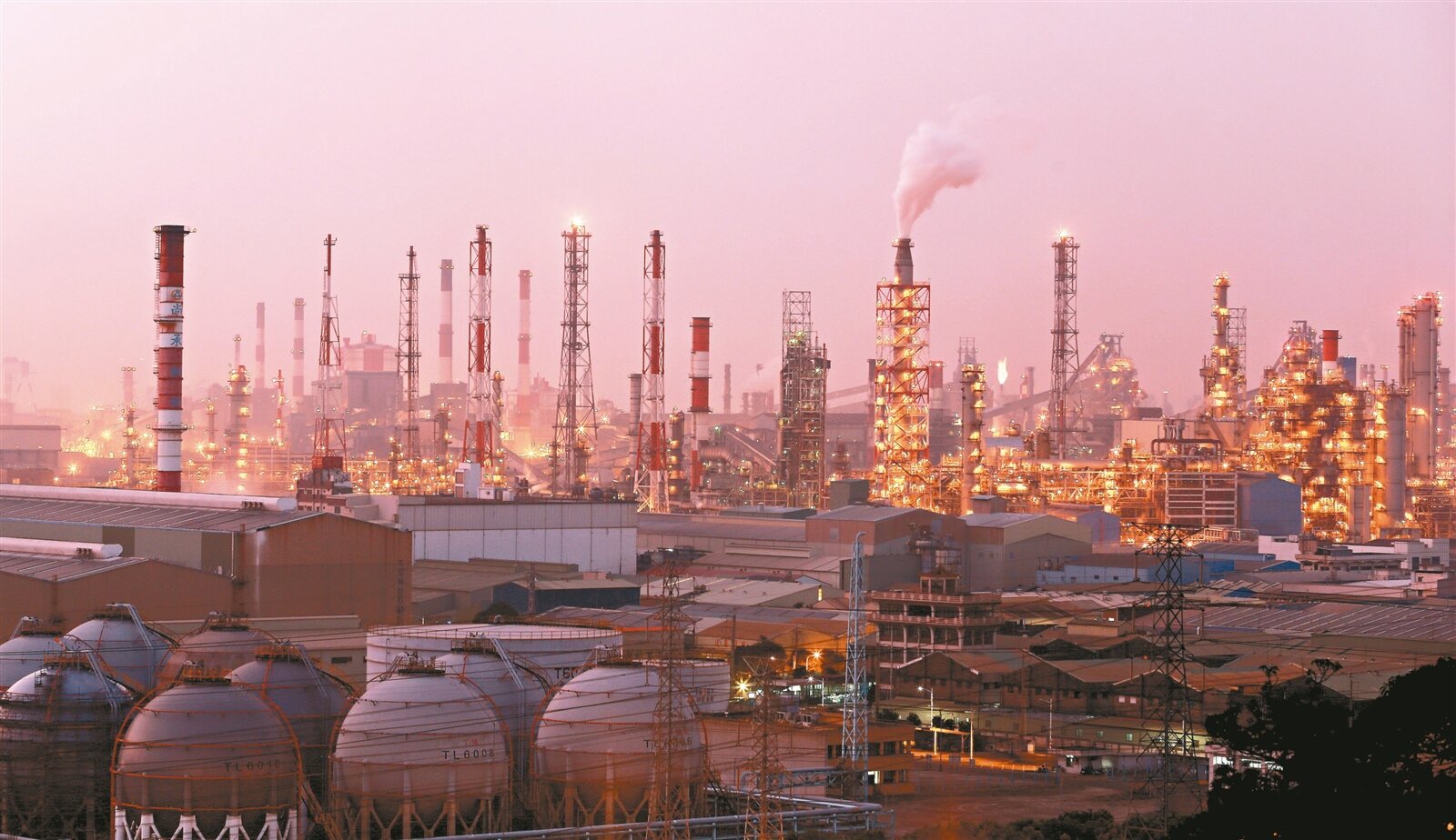 台灣碳權交易所昨在高雄揭牌,董事長林修銘表示,預計明年上半年開放國內碳權交易。圖為高雄大林蒲石化工業區。記者劉學聖/攝影