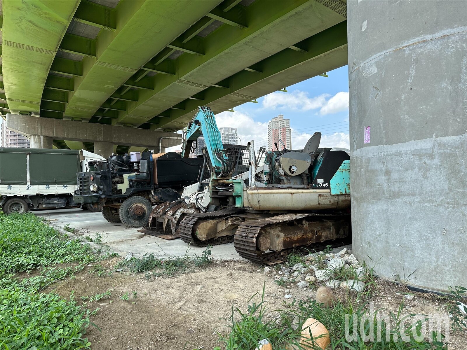 台中向上路橋下公有停車場，平時開放民眾免費使用，卻遭停了3部重機具，皆占用停車格，影響其他民眾權益。記者劉柏均／攝影 