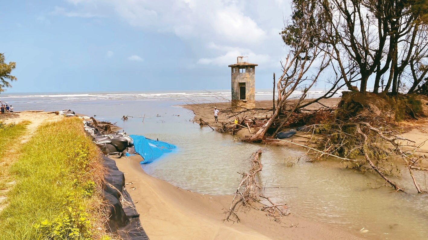 台南北門區雙春海岸的保安林被颱風海潮沖出破口,相關單位將搶修。記者謝進盛/攝影