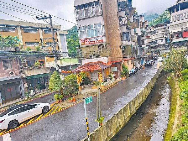 位於新店四十份公墓聯外道路翠峰路狹隘,沿途尚有其他民宅及墓區,每到清明節前夕,得實施交通管制,仰賴接駁車載送掃墓民眾。(民眾提供/高鈞麟新北傳真)