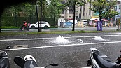 高雄滂沱雨後　再現「人孔蓋噴泉」