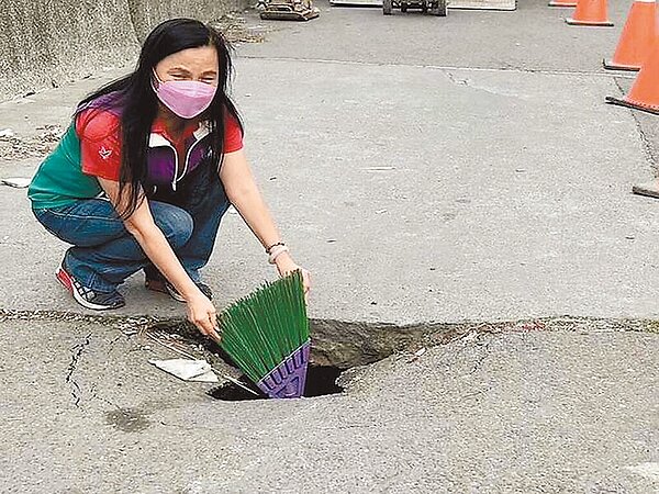 彰化縣議員賴清美接獲民眾通報,指漁港道路出現坑洞,相關單位開挖後,發現地下掏空的地基深度將近160公分,直呼「還好沒有民眾掉下去,不然後果不堪設想」。(賴清美提供/吳建輝彰化傳真)