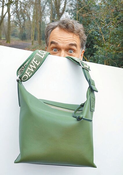 父親節送禮,各品牌都有不同程度的擁護者,怎麼選出最適合爸爸的商品,得好好思考一番。(Loewe提供)