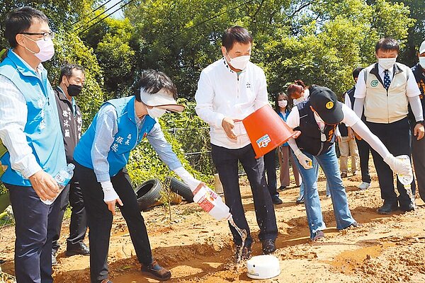 苗栗縣時隔7年出現首例本土登革熱確診個案,是頭份市斗煥坪新訓中心現役軍人。縣長鍾東錦(前右三)7日前往營區外菜園,帶隊示範「巡、倒、清、刷」預防病媒措施。(苗栗縣政府提供/李京昇苗栗傳真)