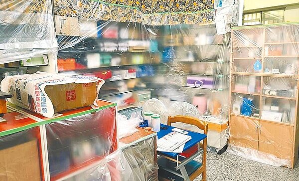 台南市登革熱防治中心執行室內化學防治時,發現民眾有過度包覆的現象,可能導致防治成效不彰。(防治中心提供/洪榮志台南傳真)