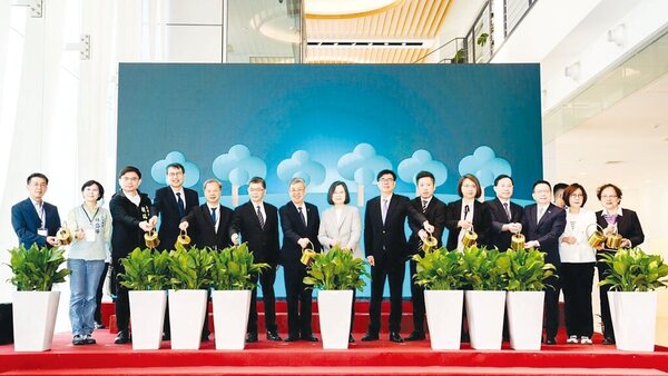 台灣碳權交易所總公司7日在高雄揭牌。圖／行政院提供