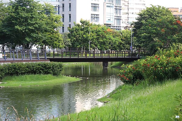 Tpark綠覆率高達49%、加上1.2萬坪中央公園,讓「遠揚之森」就算位處市心,也依舊有超高宜居性。圖/遠揚之森提供