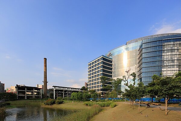 Tpark曾是「遠東紡織板橋廠」及「遠東高爾夫球場」舊址,在生態造林、傳承歷史及保留土地紋理的理念下,老樹全數保留或移植。圖/遠揚之森提供