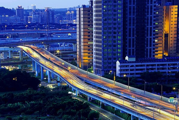 Tpark可輕鬆串聯「大新板生活圈」,涵蓋板橋車站多鐵共構、串起超強機能,並有板南線捷運優勢,開車族更可就近上65快速道路、快速連接國道三號。圖/遠揚之森提供