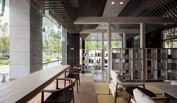 空間大且具美感、氛圍靜謐的圖書室。圖/遠揚之森提供