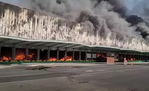 家樂福楊梅物流中心倉庫去年3月發生大火。本報記者/翻攝