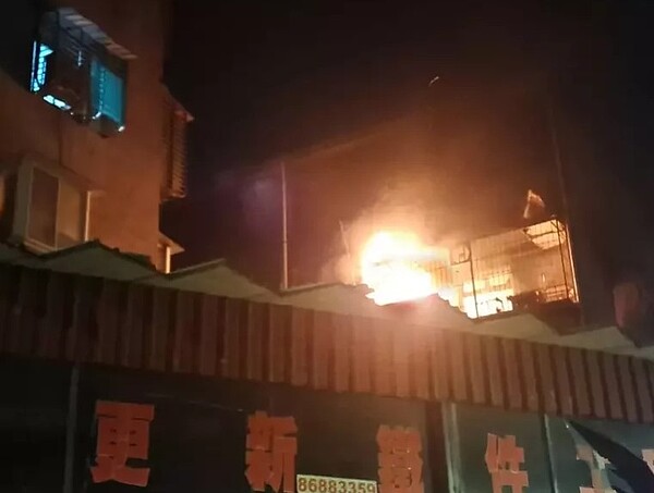 羅姓男子不滿房東打算調漲租金1千元,昨天凌晨在家點燃瓦斯引發爆炸和火警,消防隊迅速撲滅火勢救人,送醫後昨晚宣告不治。圖/民眾提供