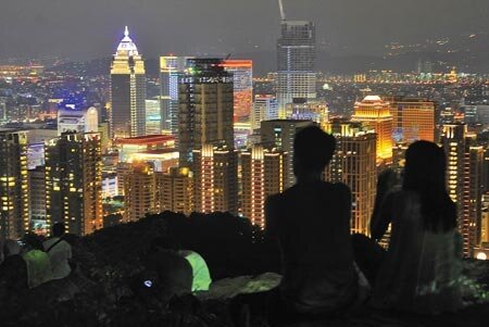 台北市信義區豪宅大戶夏天1期用電量逾1萬4千度,電費8萬餘元,令人咋舌。圖為入夜後信義區豪宅群在燈光點綴下,閃耀動人。(劉宗龍攝)