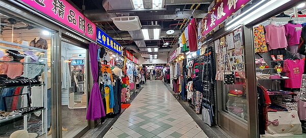 泰山公有市場攤商反映冷氣設備不冷情形,目前已協助加裝80台循環風扇與更換1樓空調高效冷媒,配合ESG減碳政策有效調降市場室內溫度。圖/新北市政府市場處提供