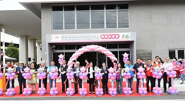 彰化縣線西鄉第一棟整合大樓「線西衛生所、線西秀和苑日照中心」開幕啟用。圖/彰化縣政府提供