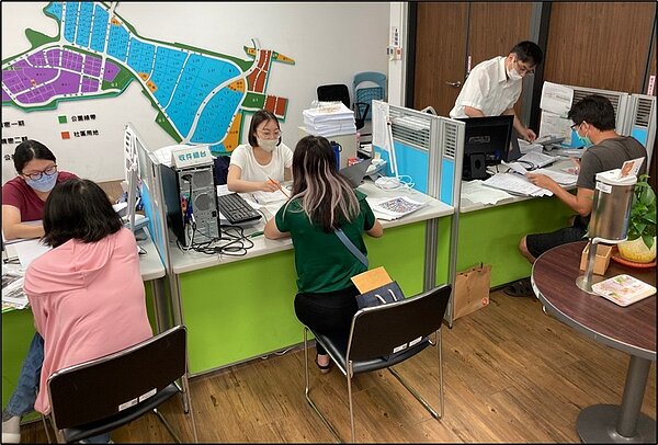 特定工廠登記單一窗口一對一諮詢輔導。圖／台中市經發局提供